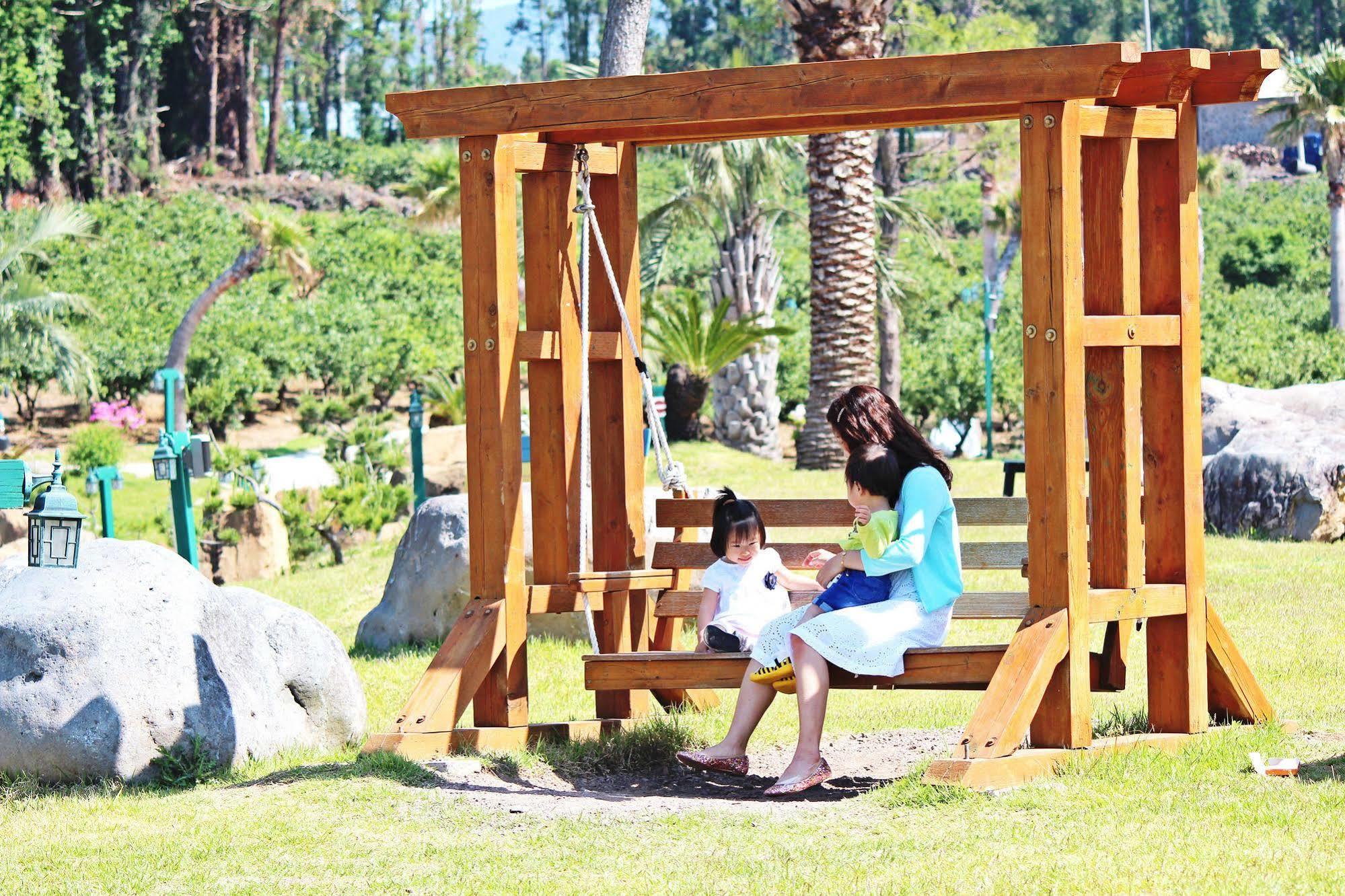 Jungmun Log Pension&Resort Seogwipo Eksteriør bilde